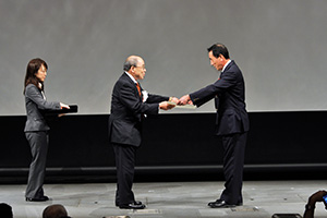 鵜飼良平理事長（選考経過報告）